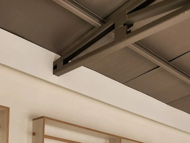 카페 천장의 독특한 구조