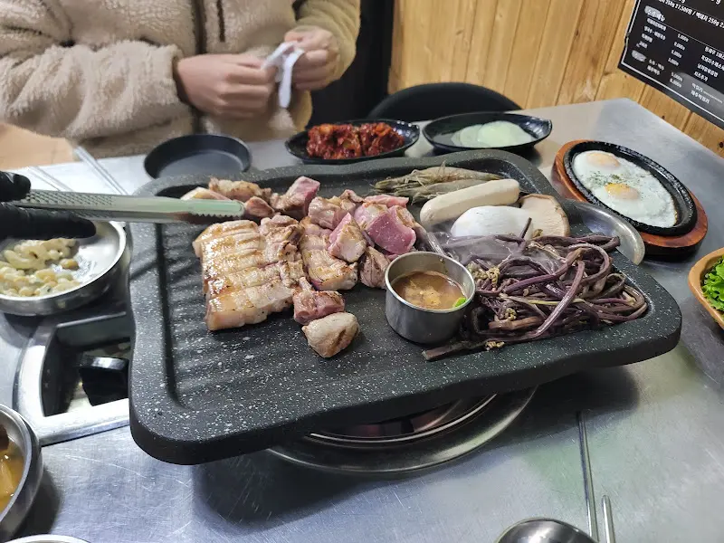 흑돼지 오겹살 세트와 밑반찬