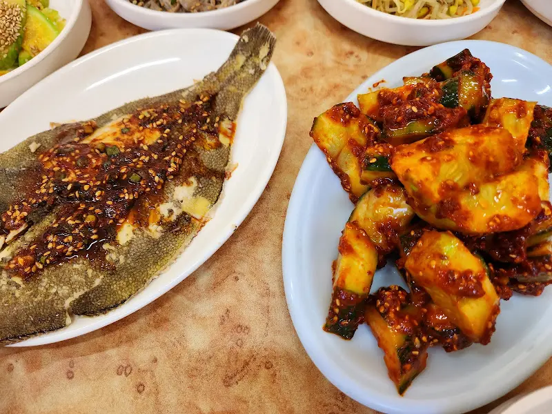 윤기가 흐르는 구운 생선