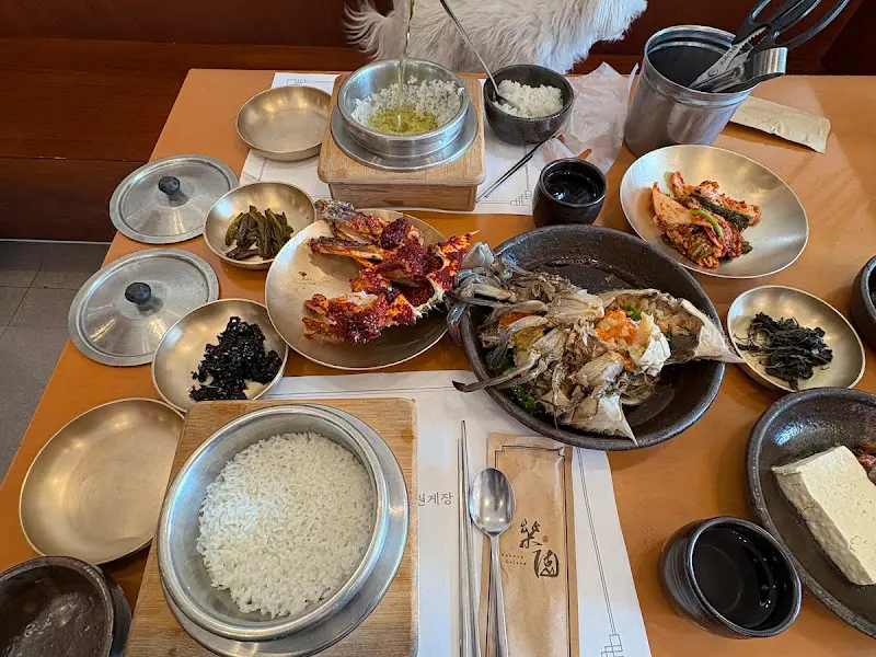 정갈하게 차려진 간장게장과 양념게장 한 상 차림