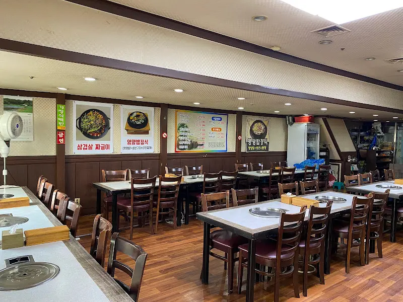 깔끔하고 넓은 식당 내부