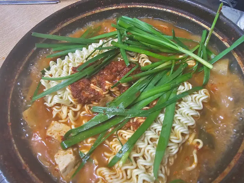 칼국수 사리를 넣어 더욱 푸짐해진 찌개의 모습
