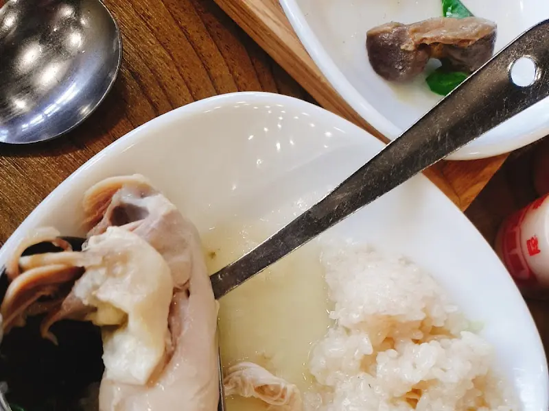 청송약수삼계탕 닭고기