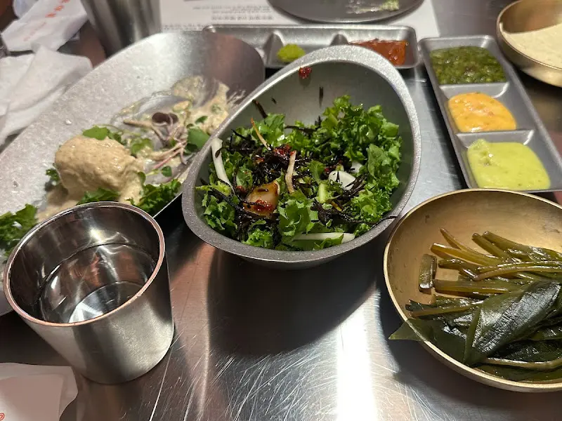 흑돼지 구이와 함께 제공되는 다양한 밑반찬