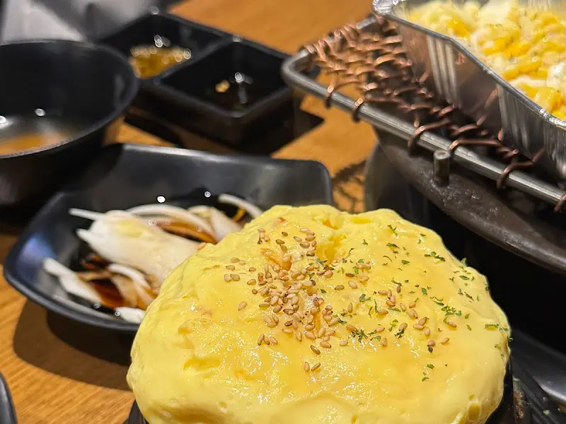 기본 찬으로 제공되는 폭탄 계란찜의 모습