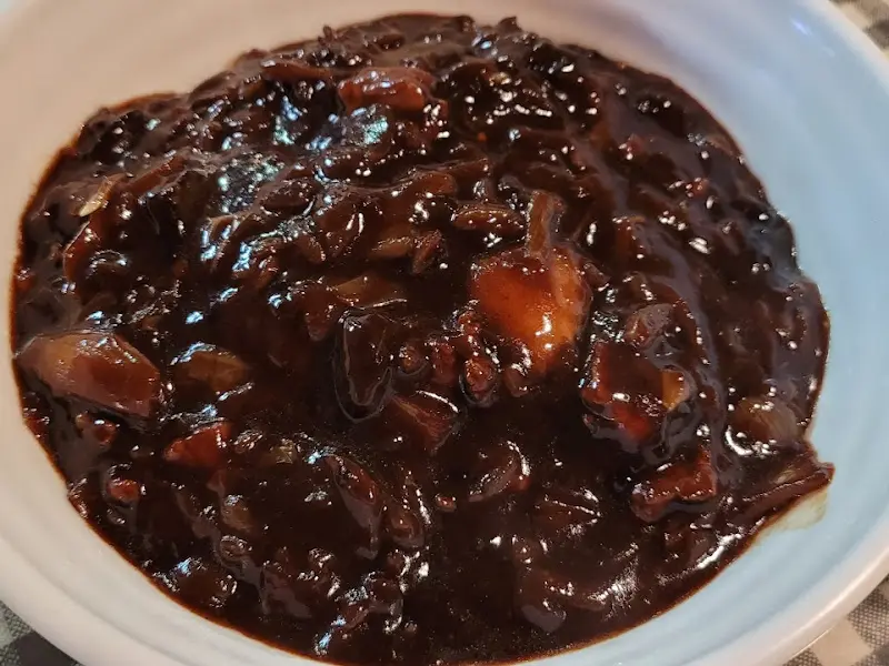 윤기 흐르는 짜장 소스