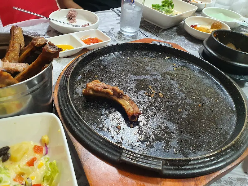 깨끗하게 비워진 철판