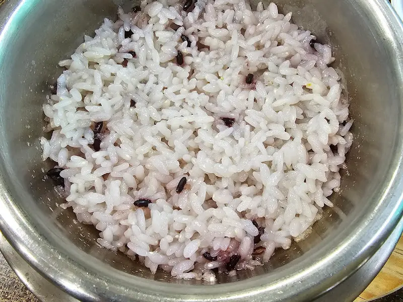 윤기가 흐르는 솥밥