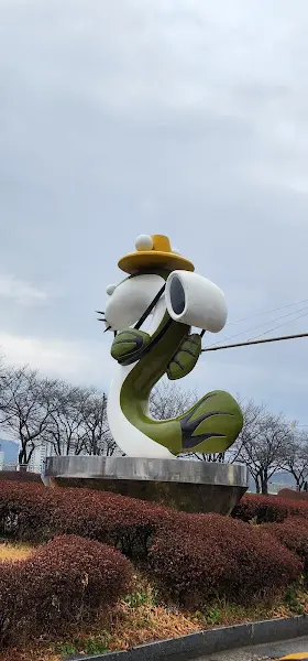 미꾸라지 캐릭터 조형물