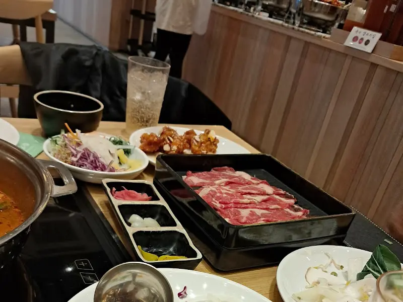 테이블 가득 차려진 샤브샤브 한 상