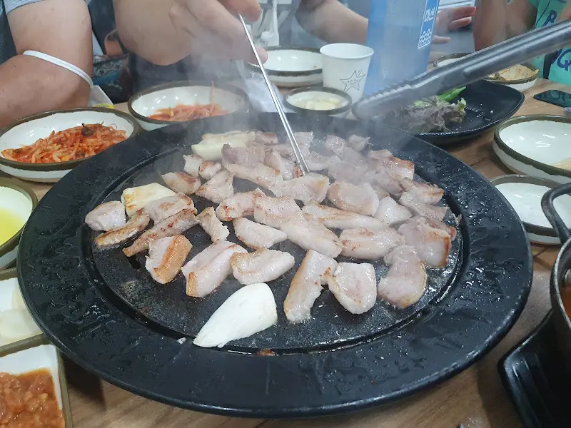 구워지고 있는 삼겹살