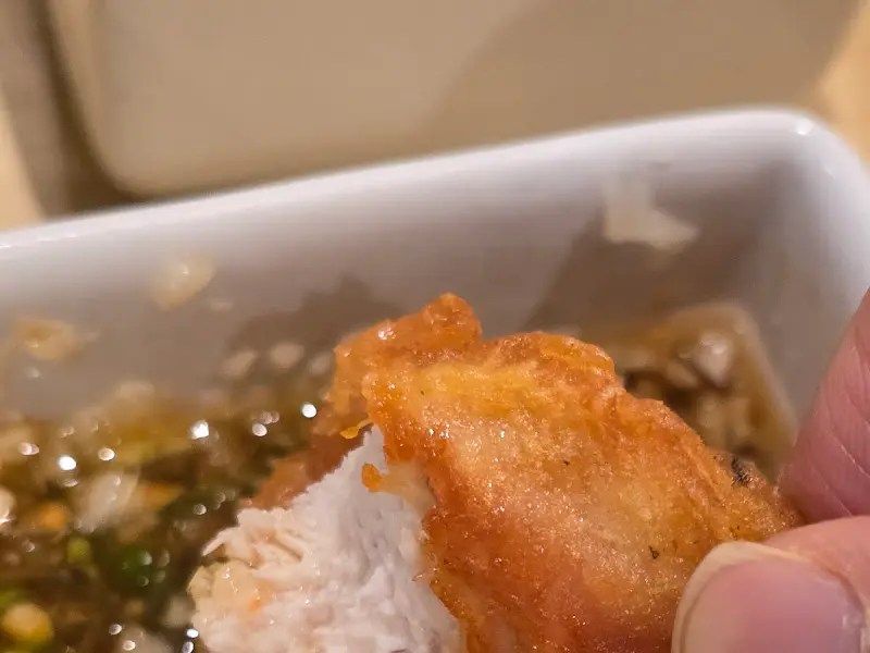 간장 양파 소스에 찍은 치킨