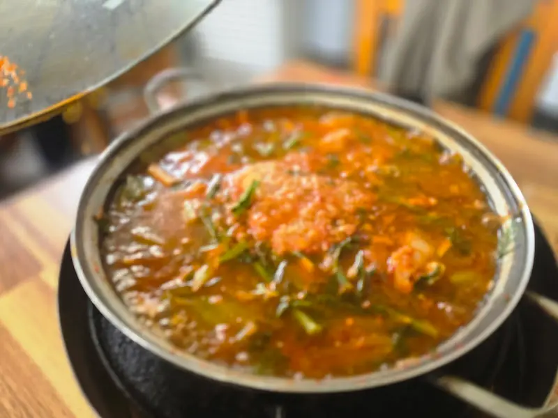 보글보글 끓는 돼지찌개