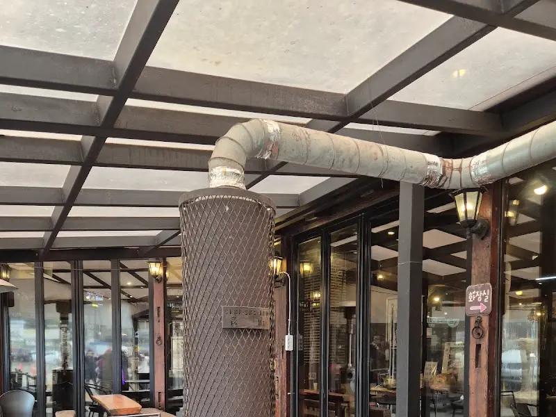 연기를 빨아들이는 집진 시설