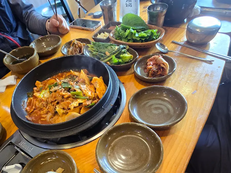 푸짐하게 차려진 오리 주물럭 한 상