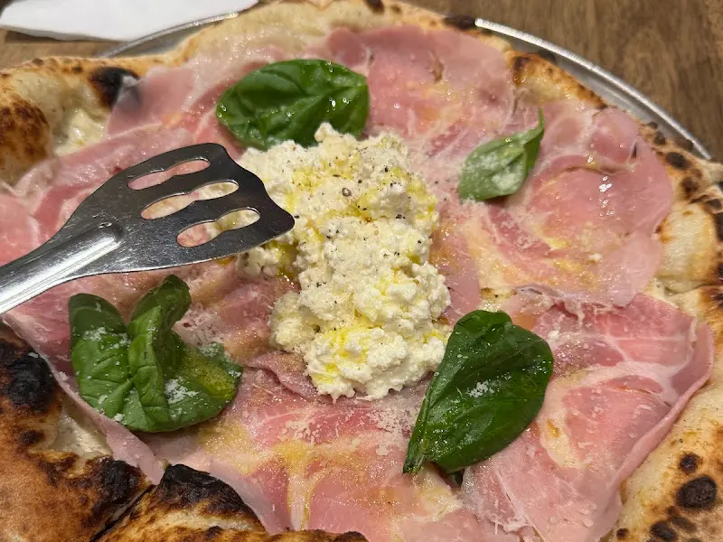 꼬또 에 리코타 피자의 비주얼