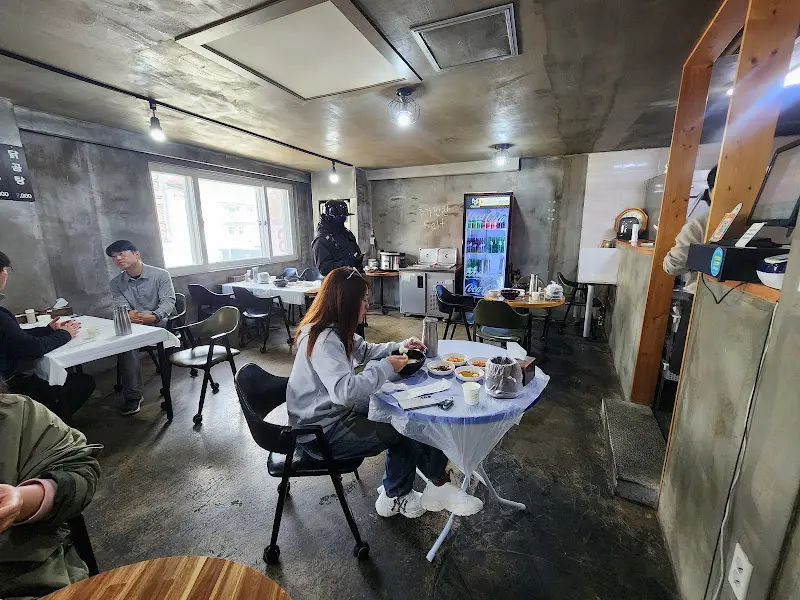 식당 내부 테이블 전경