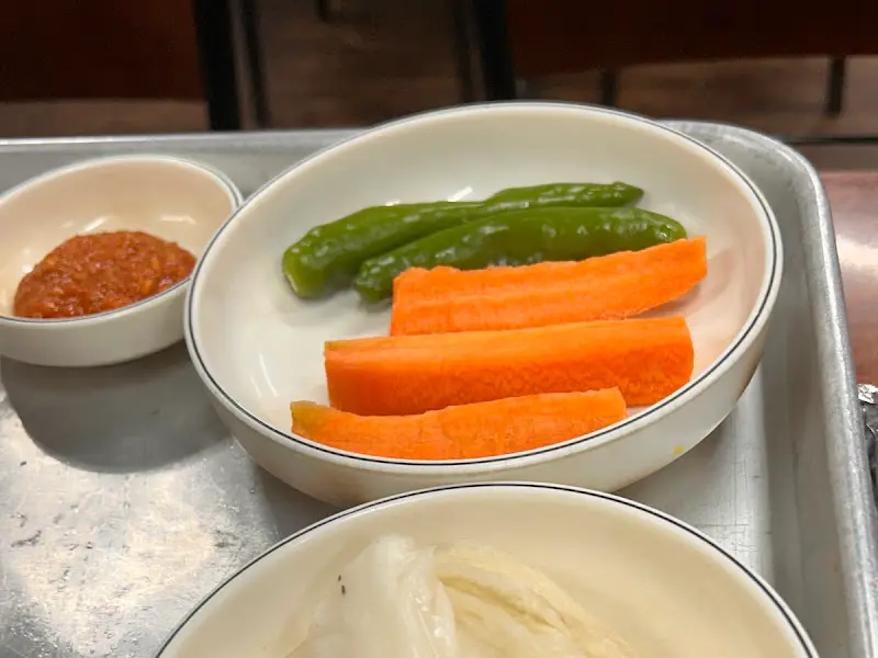 오리고기와 곁들여 먹는 신선한 채소