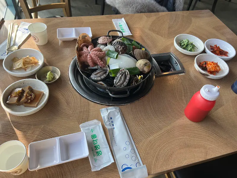 테이블 위에 차려진 통문어해물칼국수