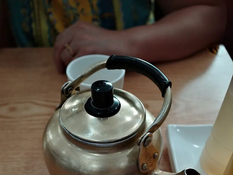 따뜻한 육수가 담긴 주전자