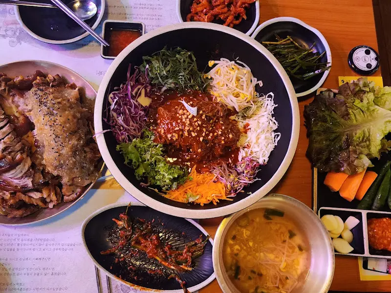 푸짐하게 차려진 족발 한상차림