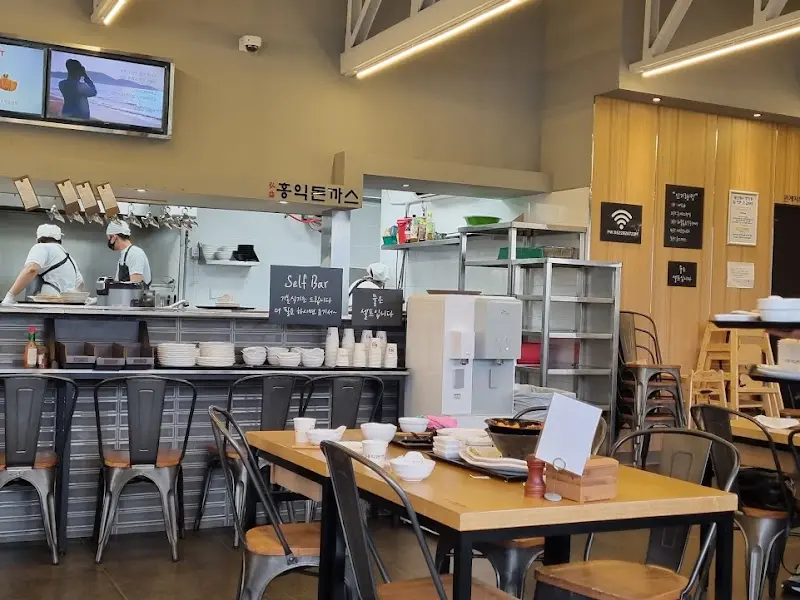 깔끔하고 넓은 매장 내부