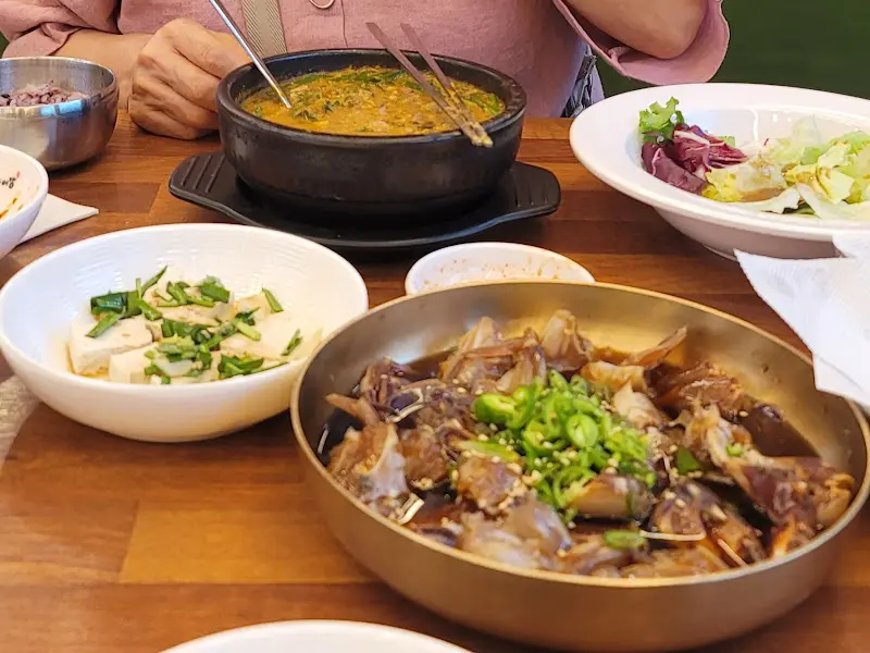 추어탕 정식의 푸짐한 구성