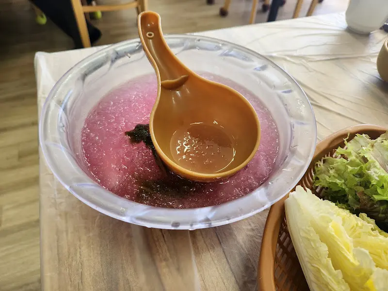 테이블에 놓인 핑크빛 동치미