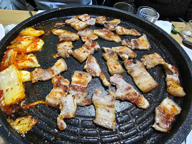 구워진 삼겹살과 김치