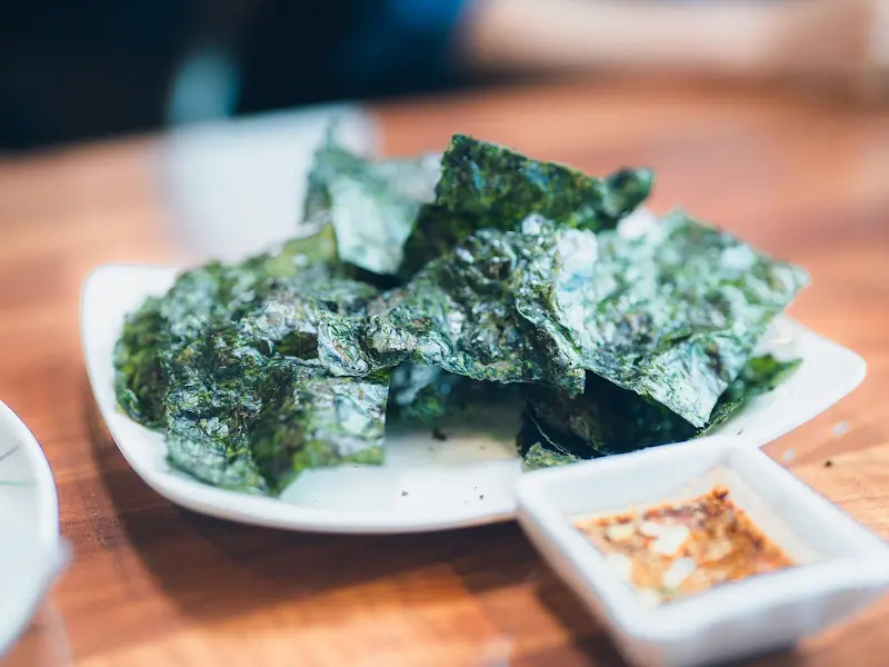 바삭하게 구워진 김