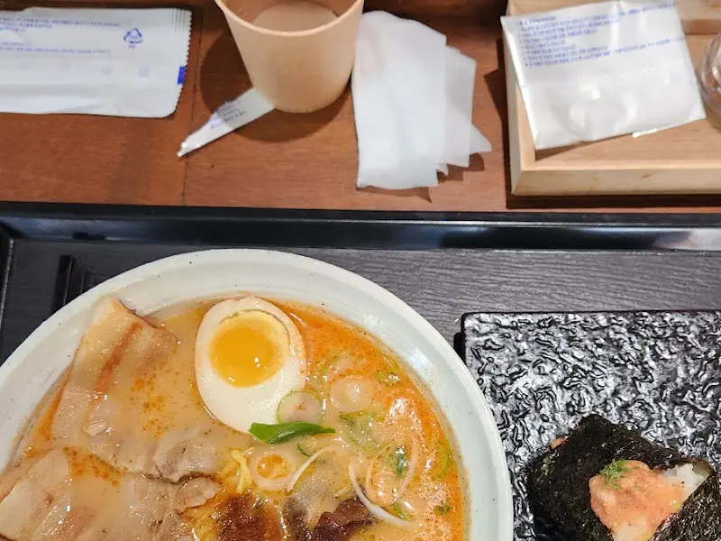 반숙란과 김이 올려진 오니기리