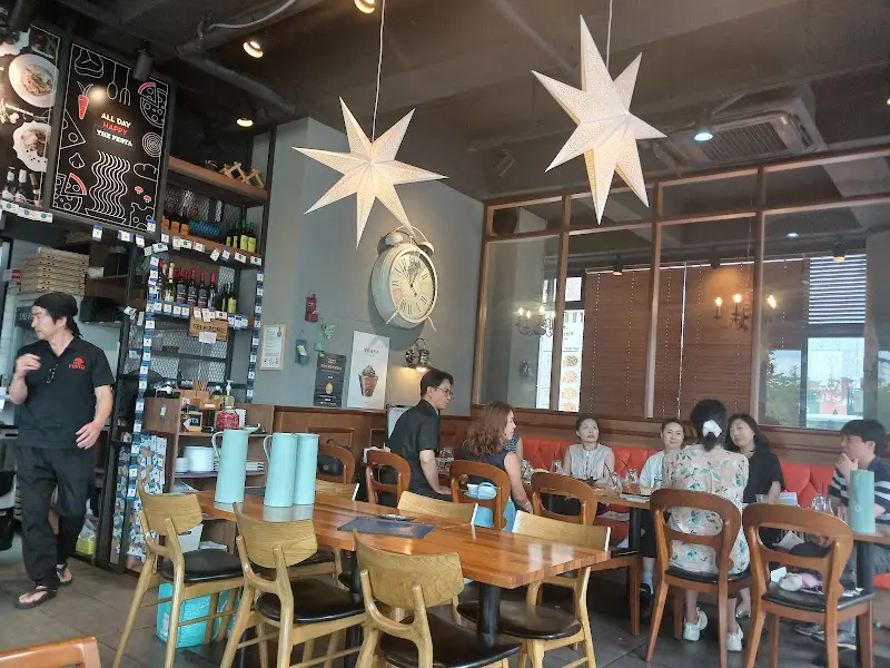 아늑하고 편안한 분위기의 레스토랑 내부