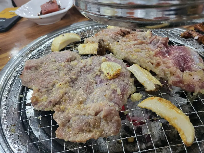 초원갈비 돼지갈비 굽는 모습