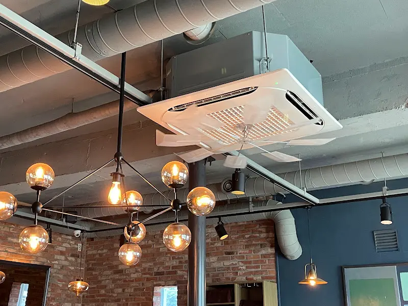 모티마할 천장의 에어컨과 조명