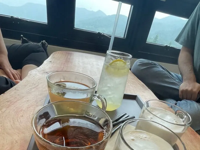 테이블에 놓인 음료