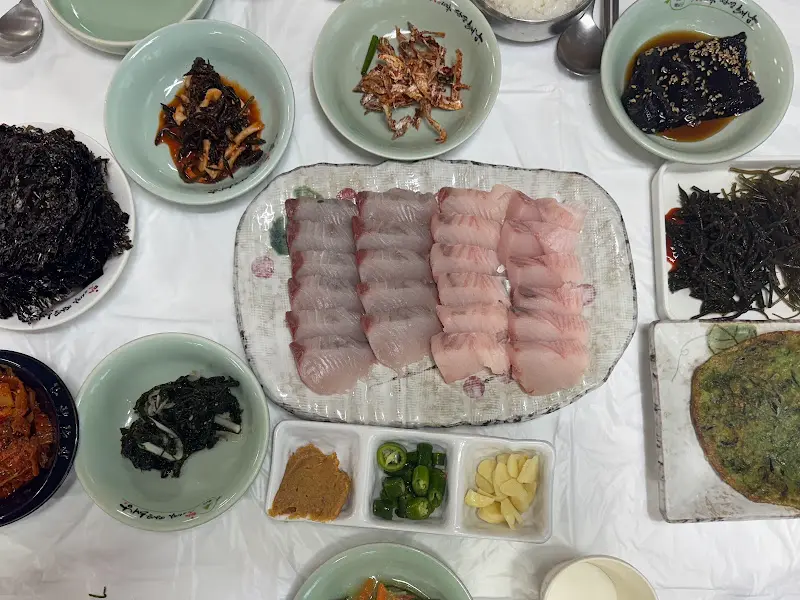 삼치회 한 상 차림
