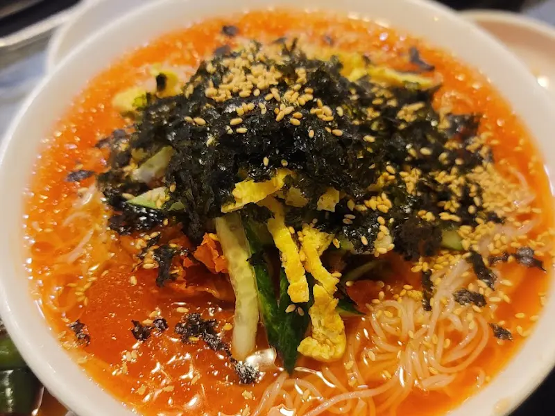 김가루와 깨가 듬뿍 뿌려진 김치말이국수