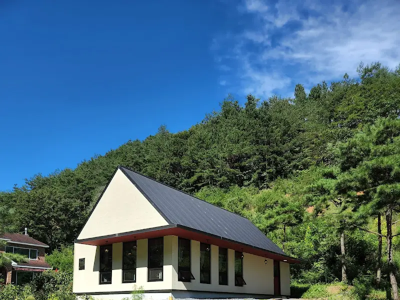 푸른 하늘과 어우러진 카페 건물