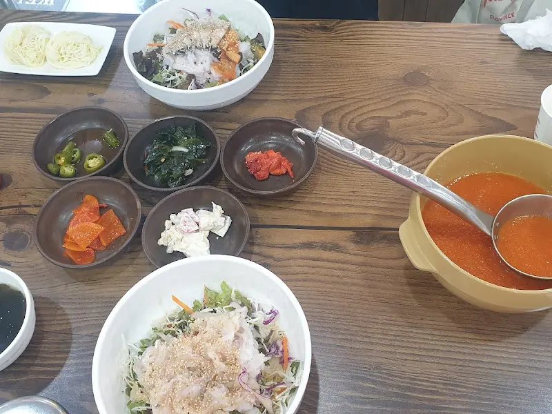 영금물회의 푸짐한 한 상 차림