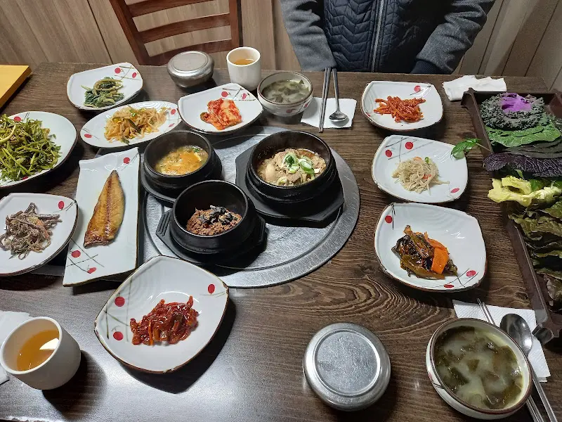 다채로운 반찬 구성