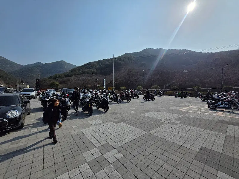 주차장의 바이크들