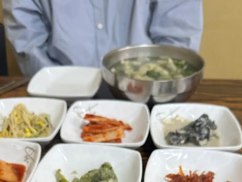 테이블 가득 차려진 음식