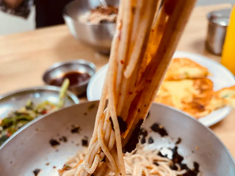 젓가락으로 집어올린 막국수