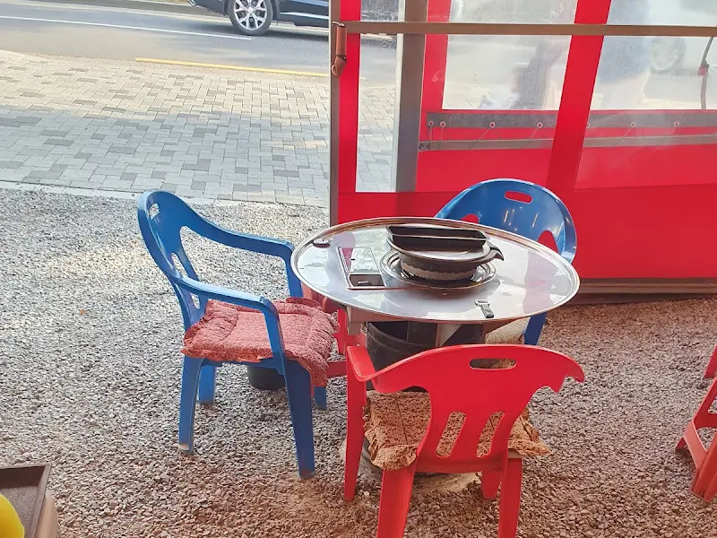 야외 테이블과 파라솔