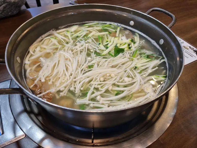 해물과 면이 조화롭게 어우러진 칼국수