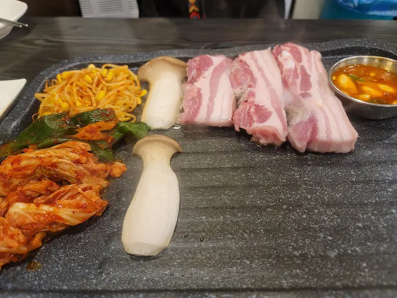 불판 위의 흑돼지, 김치, 콩나물