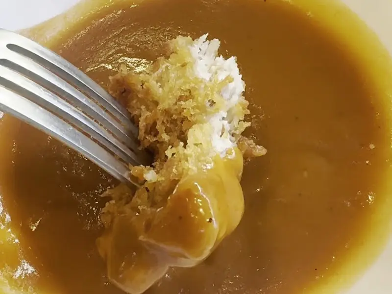 스프에 빵을 찍어먹는 모습