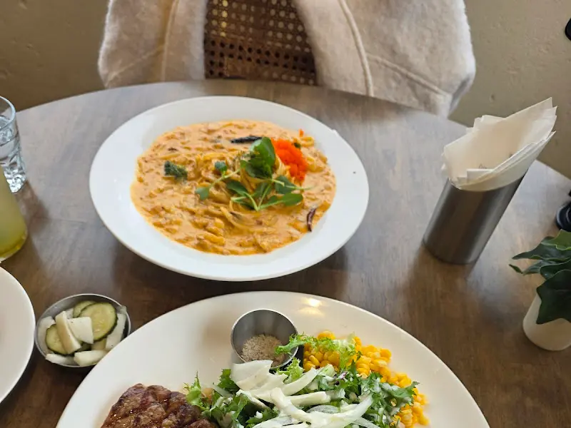 스테이크와 파스타 전체샷