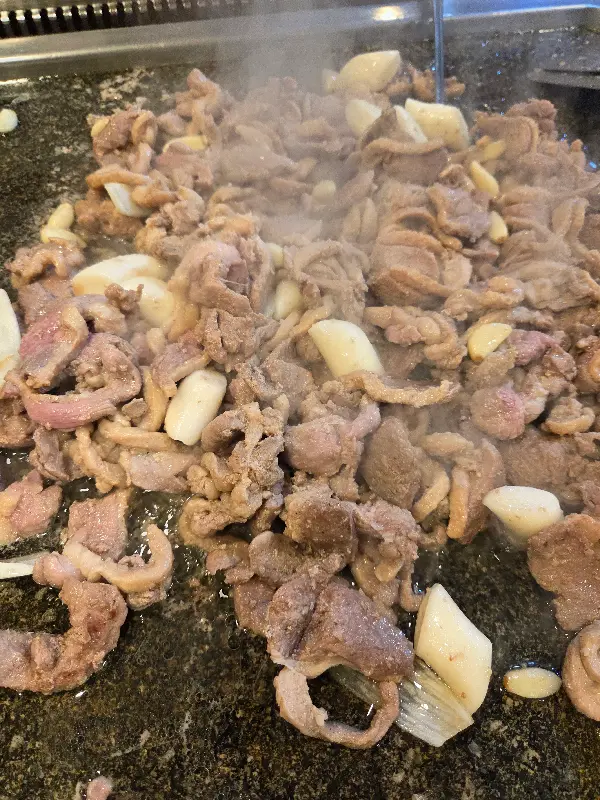 돌판 위에서 지글거리는 오리고기