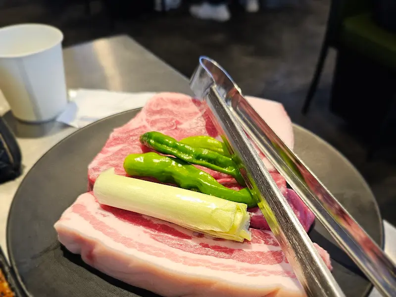 잘 구워진 삼겹살과 꽈리고추